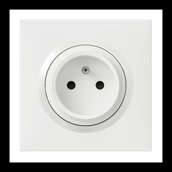 Legrand Dooxie prise de courant 2P+T easyréno faible profondeur livrée avec plaque carrée blanche et griffes 600728