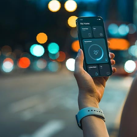 Comment simuler une présence dans sa maison pendant les vacances ?