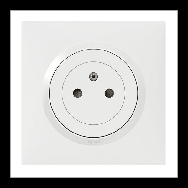 Legrand Dooxie prise de courant 2P+T livrée avec plaque carrée blanche et griffes 600735