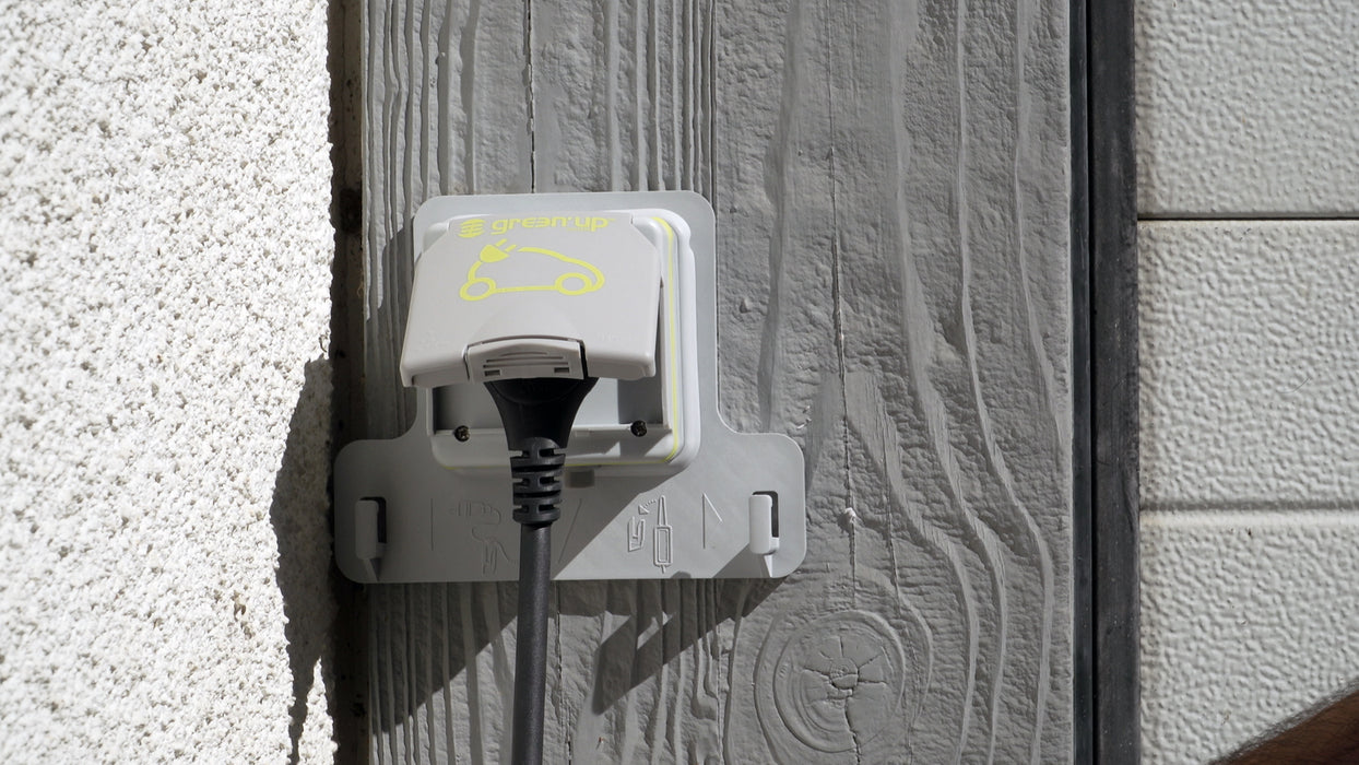Prêt à poser Green'up Access connecté - prise pour véhicule électrique avec module Control - Legrand 090487